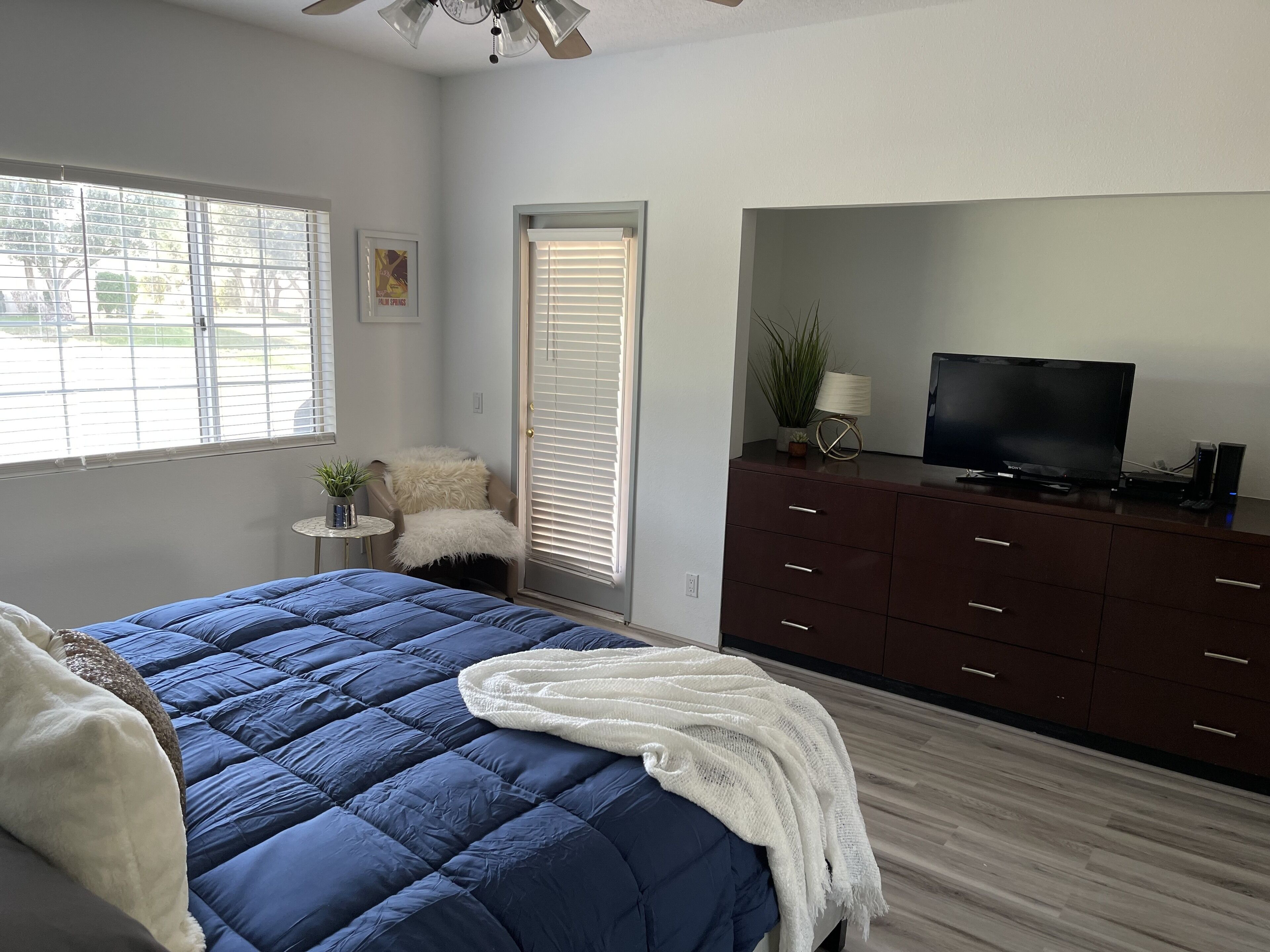 2 habitaciones, escritorio y tabla de planchar con plancha 