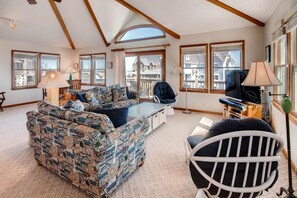 Smart TV, DVD player, books, video library - Semi-Oceanfront Dog Friendly w/ Hot Tub, Game Room, Community Pool and Tennis (Avon)