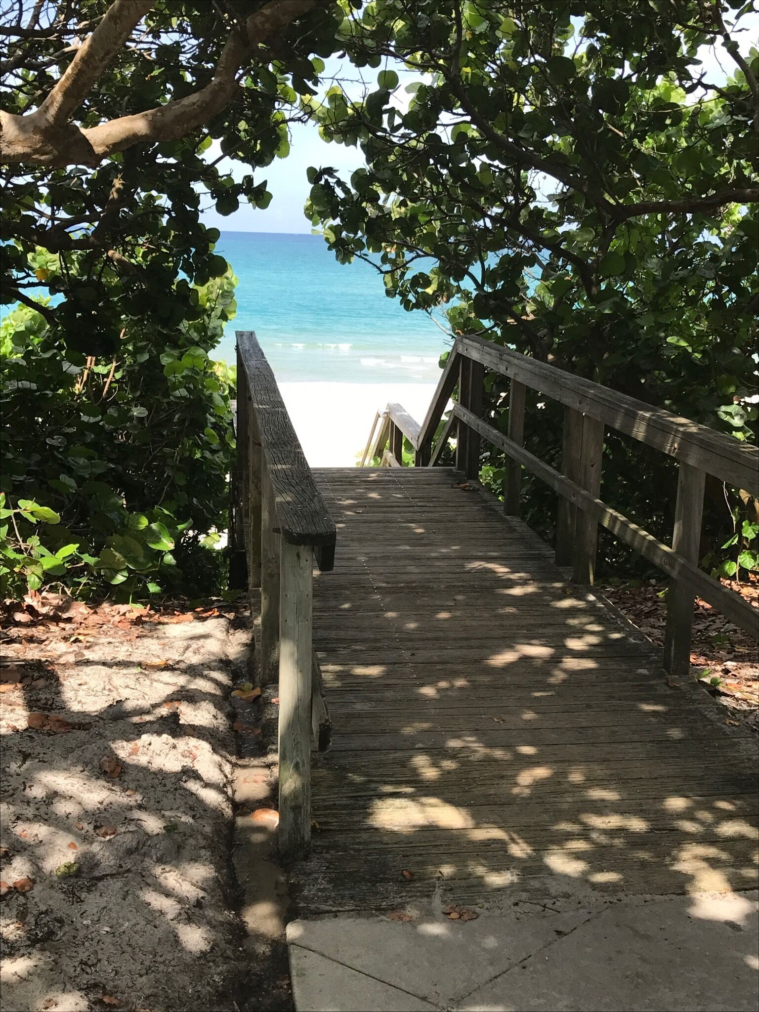 Beautiful renovated condo, close walk to Jupiter Beach!