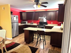 Fridge, microwave, oven, stovetop - Winter Condo In Naples That Feels Like Home (Naples)