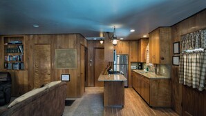 Una cocina moderna con armarios de madera, una isla central y electrodomésticos integrados.