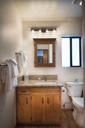 Douche, sèche-cheveux, serviettes fournies