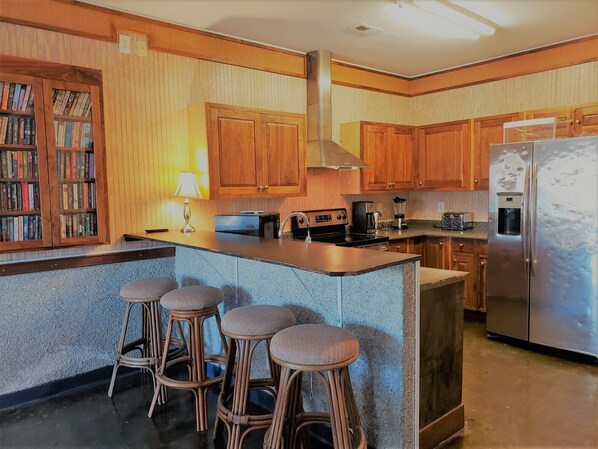 Micro-ondes, lave-vaisselle, cafetière/bouilloire