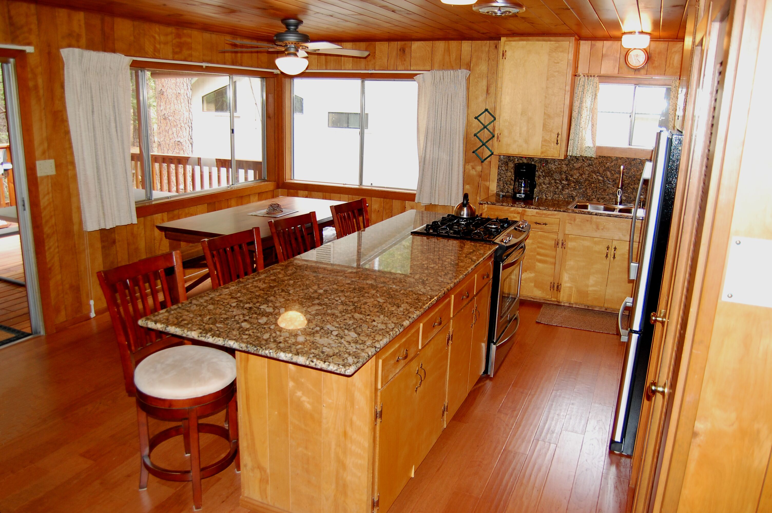 (92) Harmony Villa at The Redwoods In Yosemite