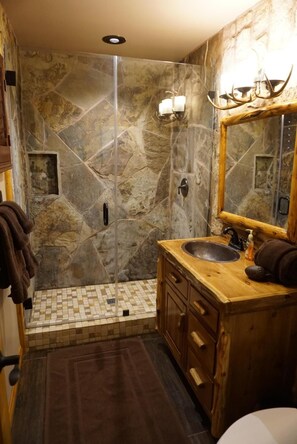 Douche, sèche-cheveux, serviettes fournies, savon