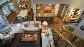 Televisión, chimenea, reproductor de DVD y futbolito