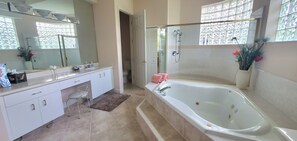 Combined shower/tub, jetted tub, hair dryer, towels -  POOL, SPA, BEACH, FLAGLER,PETS OK - GYM
Scroll down below the photos to book

 (NEW SMYRNA BEACH)