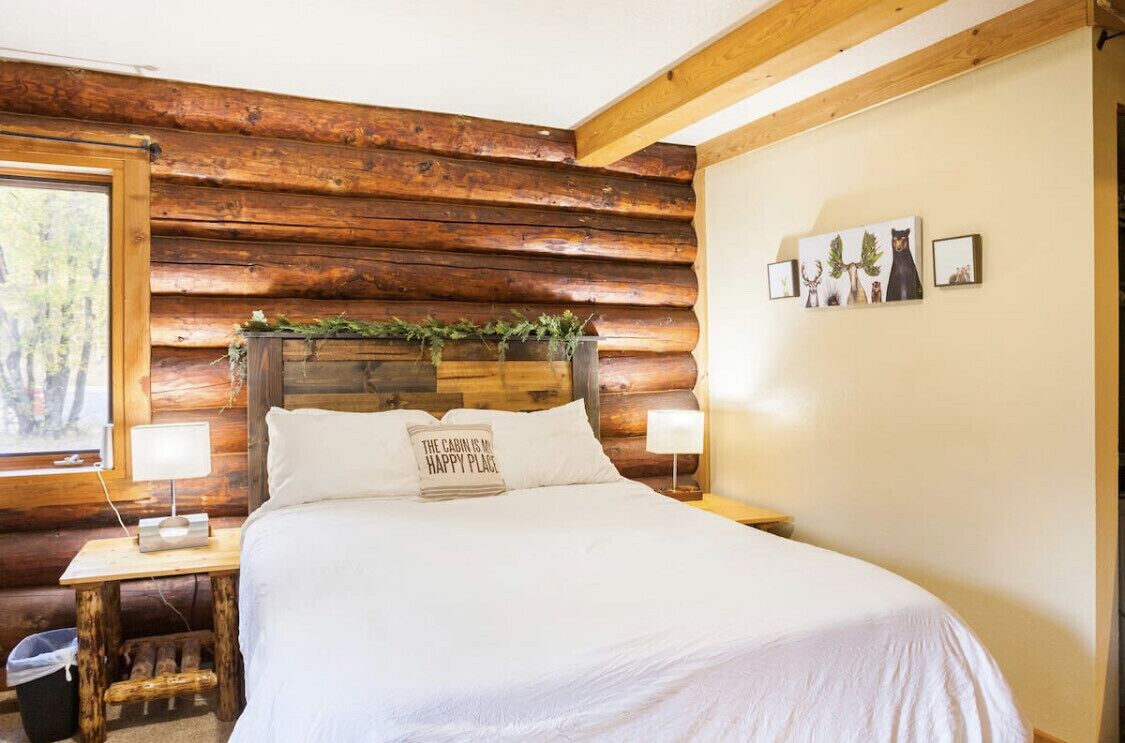 Moose Lodge Log Cabin and Chalet w/ Hot Tub sleeps 16