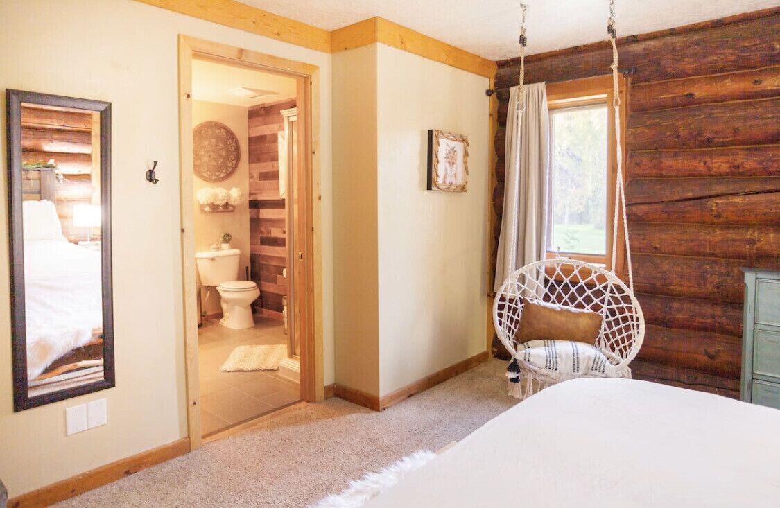 Moose Lodge Log Cabin and Chalet w/ Hot Tub sleeps 16