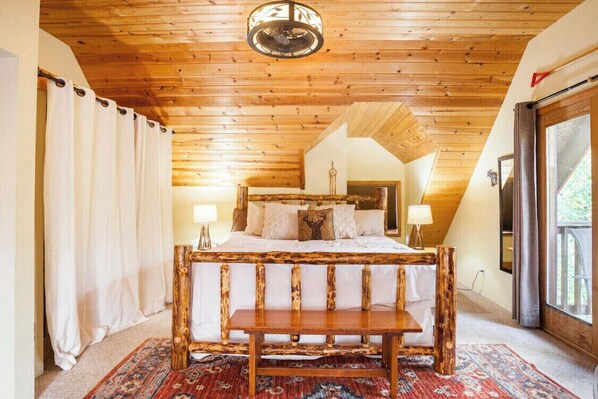 8 Schlafzimmer, Schreibtisch, Bügeleisen/Bügelbrett, Reisekinderbett