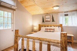 8 Schlafzimmer, Schreibtisch, Bügeleisen/Bügelbrett, Reisekinderbett