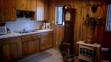 Frigorífico, microondas, cafetera o tetera y tostadora