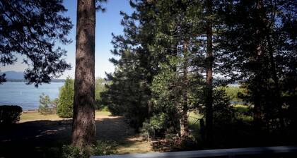 Lakefront Romantic Getaway - The Little Blue Cabin