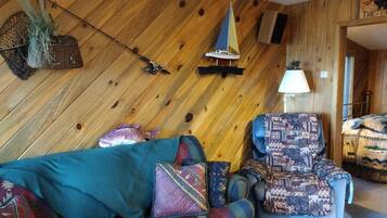 Una televisión, un reproductor de DVD, un reproductor estéreo