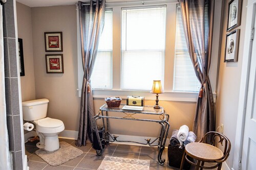 Chambre avec un lit double dans la maison d'hôtes - Lancaster, KY