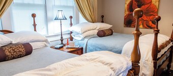 Habitación con cama doble en The Guest House - Lancaster, KY