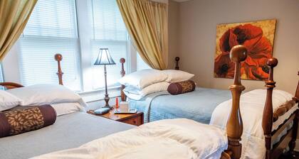 Habitación con cama doble en The Guest House - Lancaster, KY