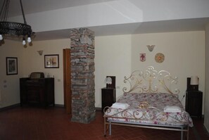 3 chambres, coffres-forts dans les chambres, fer et planche à repasser