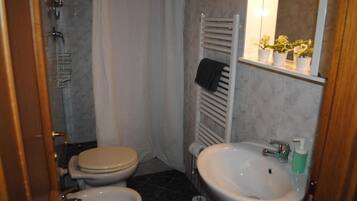 Douche, sèche-cheveux, bidet, serviettes fournies