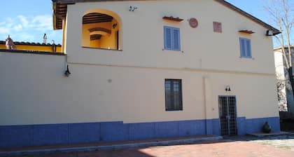A comfortable apartment in the Tuscan countryside next to the city center.