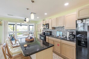 Kühlschrank, Ofen, Herdplatte, Wasserkocher mit Kaffee-/Teezubehör