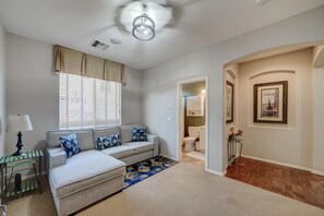 TV, DVD player - Fantastic Gilbert Location with Lovely HEATED/CHILLED Pool and Spa on Greenbelt! (Gilbert)