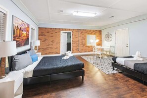 7 bedrooms, desk, iron/ironing board, free WiFi - Game room group home, sleeps 16 (Decatur)