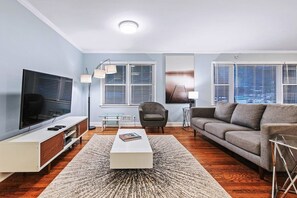 TV, fireplace, offices - The Ultimate Retreat Sleeps 16, Fun & Relaxation (Decatur)