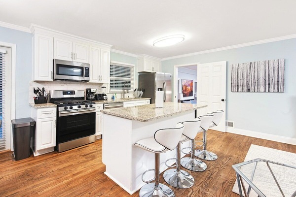 Kjøleskap, mikrobølgeovn, ovn og kokeplater