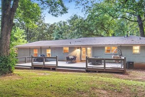 Outdoor dining - Game room group home, sleeps 16 (Decatur)