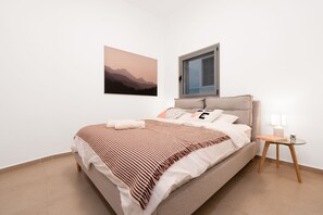 3 bedrooms, in-room safe, WiFi, bed sheets - Newly renovated apartment in the best location in Tel Aviv 4 min walk to beach (Tel Aviv-Yafo)
