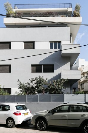 Exterior - Newly renovated apartment in the best location in Tel Aviv 4 min walk to beach (Tel Aviv-Yafo)