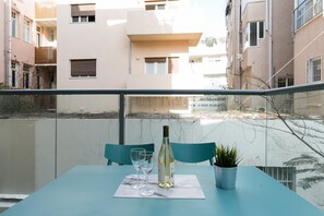 Outdoor dining - Newly renovated apartment in the best location in Tel Aviv 4 min walk to beach (Tel Aviv-Yafo)