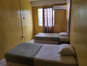 2 室のベッドルーム、WiFi (無料)、ベッドシーツ