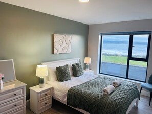 3 habitaciones, tabla de planchar con plancha y cuna de viaje 