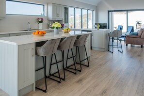 Fridge, microwave, oven, stovetop - Spectacular ocean views, minutes from the Cliffs of Moher & Lahinch Beach (Liscannor)