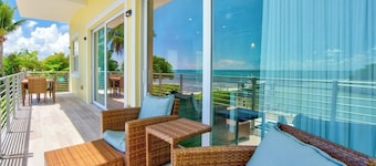 P87 - Modern 4 bedroom, 4 bath home on open water in Sombrero Beach!