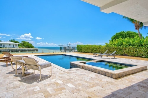 P87 - Modern 4 bedroom, 4 bath home on open water in Sombrero Beach!