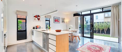 Maison exécutive, 3 chambres | Cuisine privée | Réfrigérateur, four à micro-ondes, surface de cuisson, lave-vaisselle