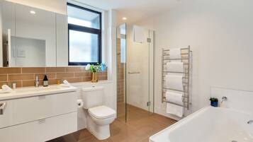 Executive House, 3 Bedrooms | Bathroom | Free toiletries, hair dryer, heated floors, towels