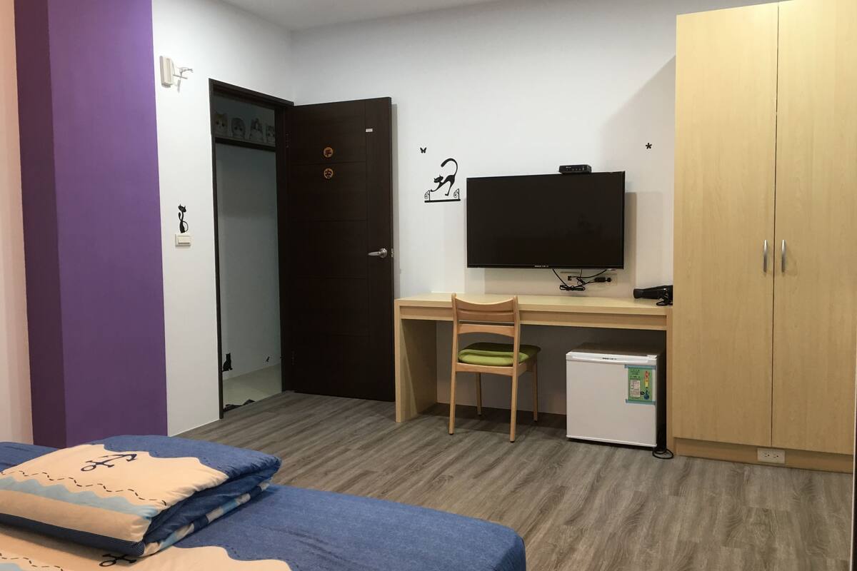Double Room, Non Smoking | Desk, blackout curtains, rollaway beds, free WiFi