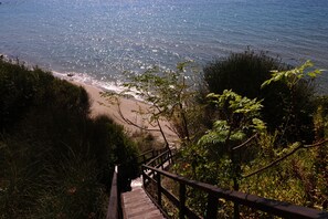 A wooden staircase leading to a beach with a view of the ocean. - Beachfront Villa Meliti (Kerkyra)