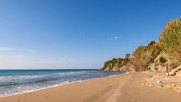 Playa en los alrededores, camastros y toallas de playa