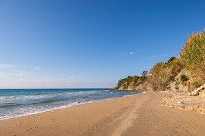 Una spiaggia nelle vicinanze, lettini da mare, teli da spiaggia