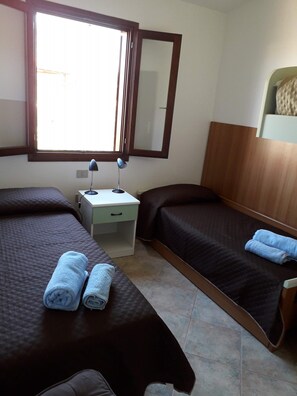 2 Schlafzimmer, Bügeleisen/Bügelbrett