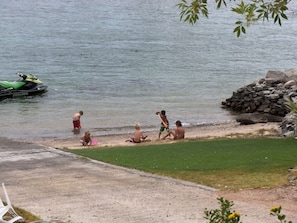 En la playa y camastros 