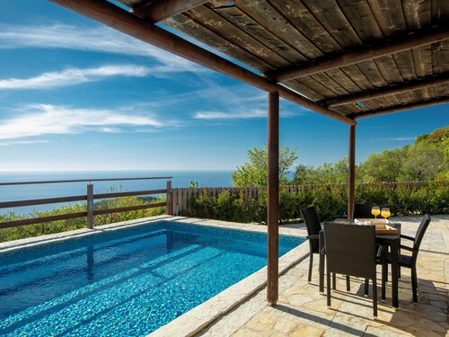 Cosy Villa Ersi deal for couples and families,with private pool & sea view