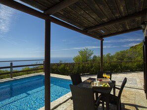 Outdoor dining - Cosy Villa Ersi deal for couples and families,with private pool & sea view (Lefkada)