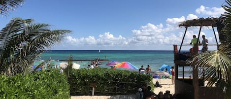 Nær stranden og strandhåndklær