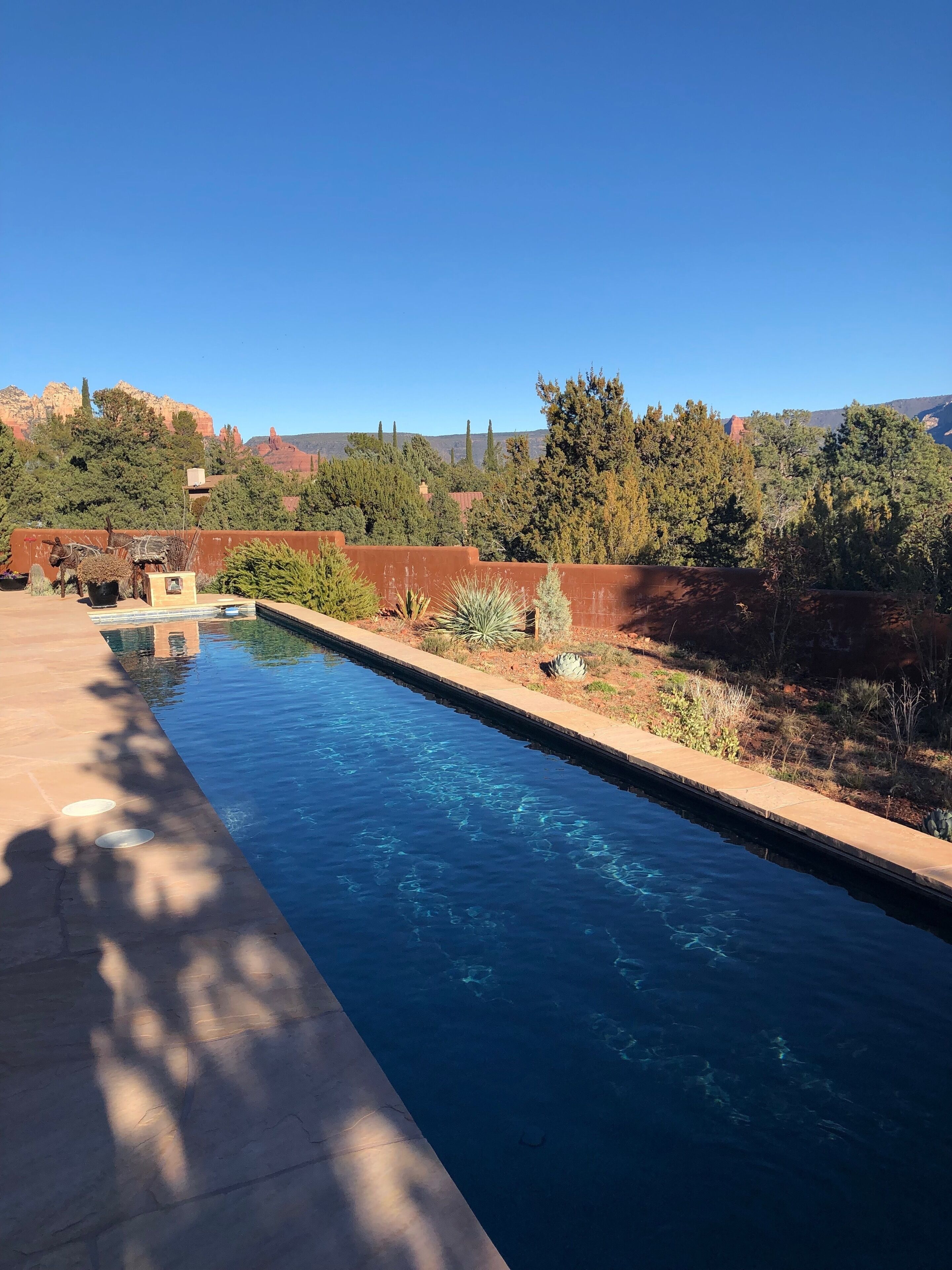 Una piscina al aire libre, una piscina climatizada